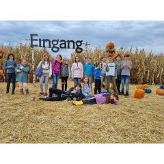 Kinder vor dem Eingang des Maisfeldes