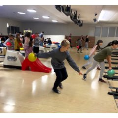 Kinder spielen Bowling