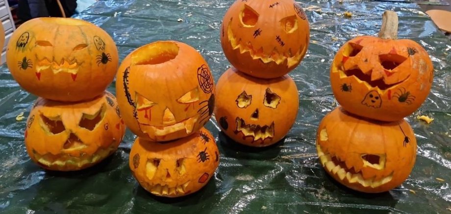 Auf dem Bild sieht man Halloweenkürbisse