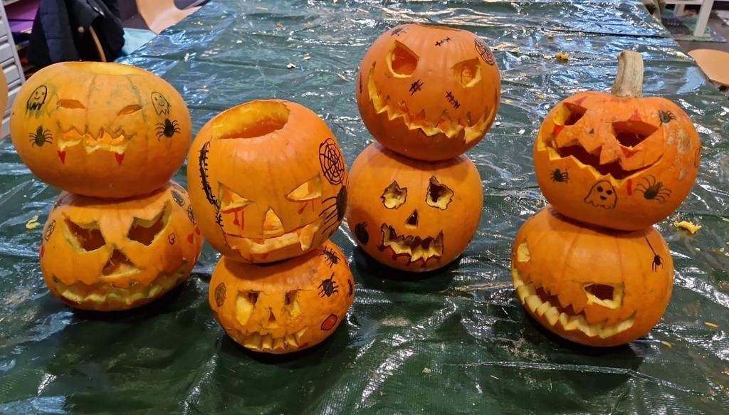 Auf dem Bild sieht man Halloweenkürbisse