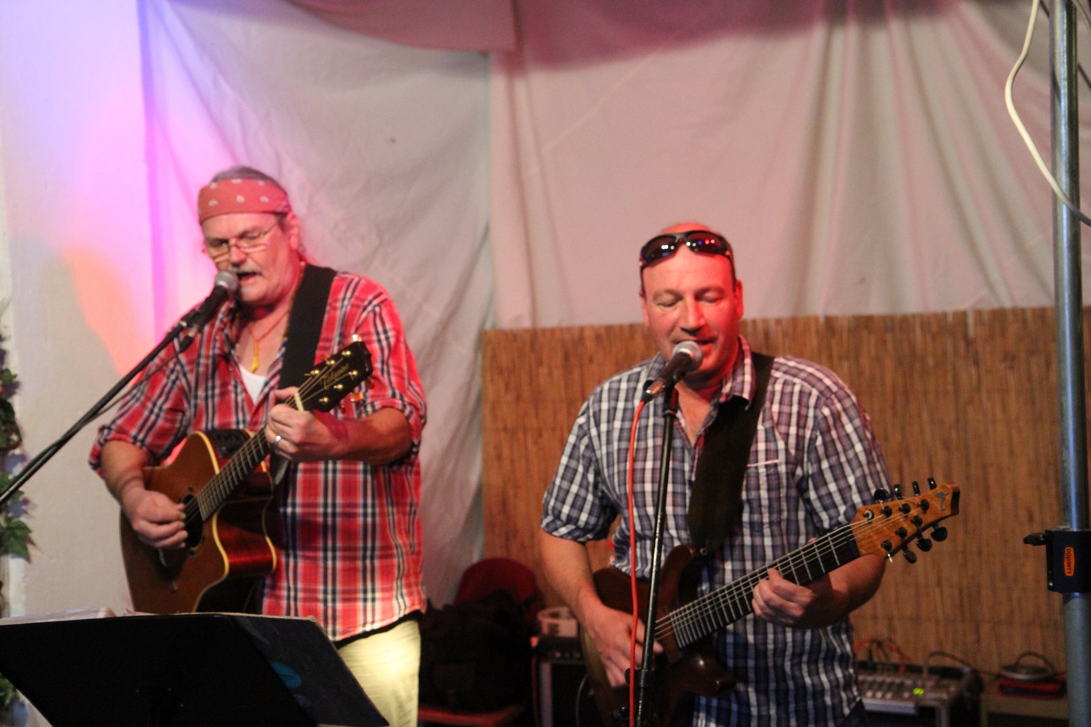 Auf dem Bild sieht man das Duo Backroots