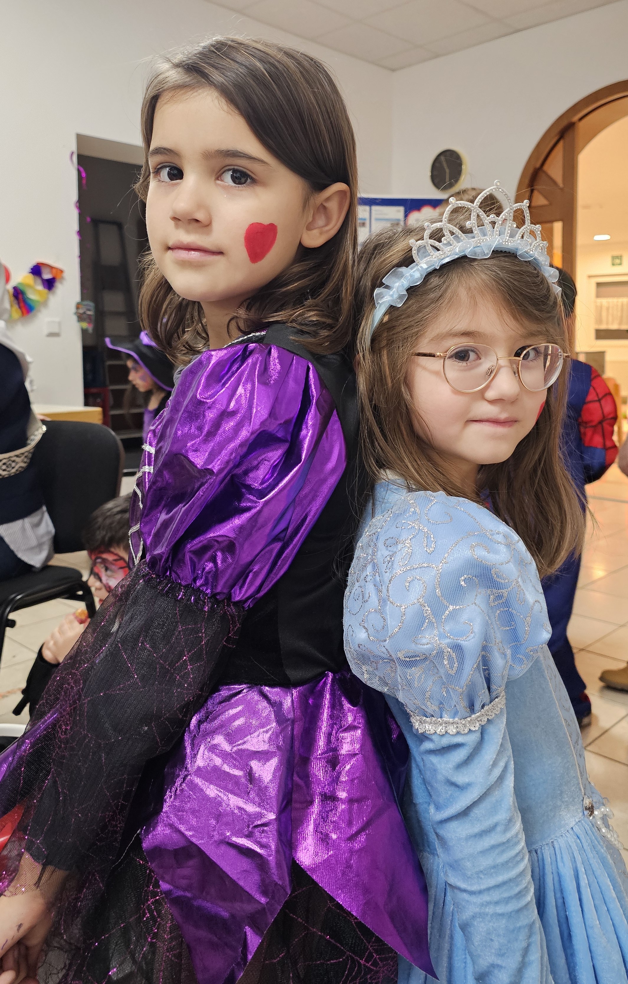 Auf dem Bild sieht man verkleidete Mädchen 