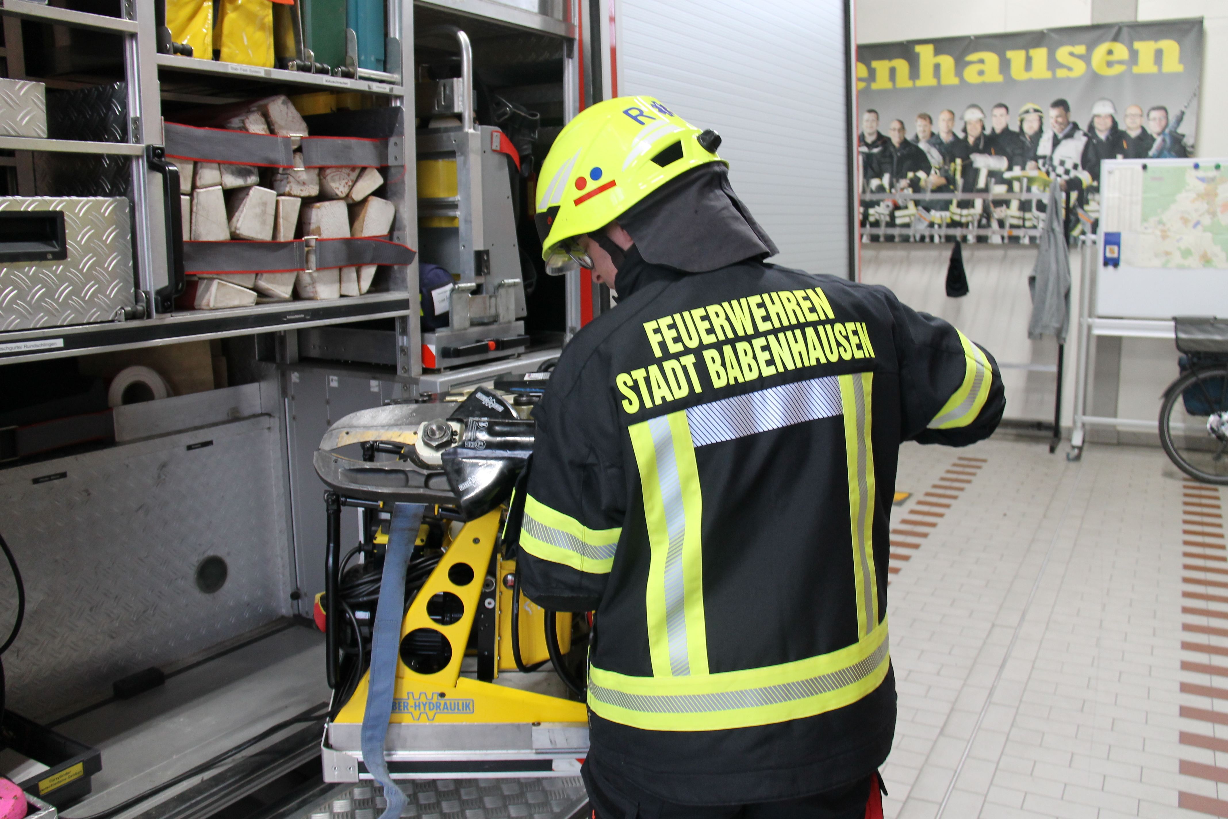 Auf dem Bild sieht man einen Feuerwehrmann in seiner Einsatzkleidung