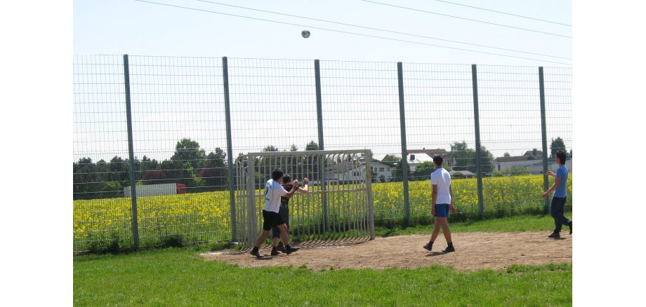 Jugendliche spielen Fußball