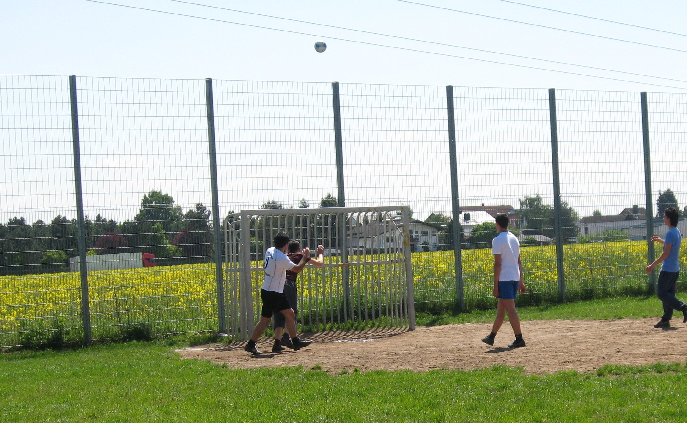Jugendliche spielen Fußball