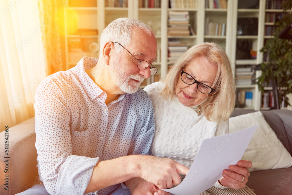 Älteres Paar das Dokumente liest