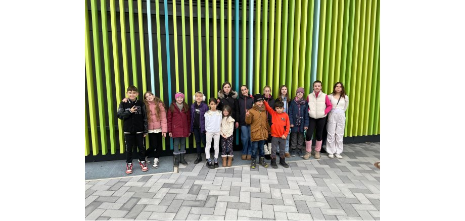 Auf dem Bild sieht man die Gruppe, die beim Ausflug in der Eissporthalle dabei waren