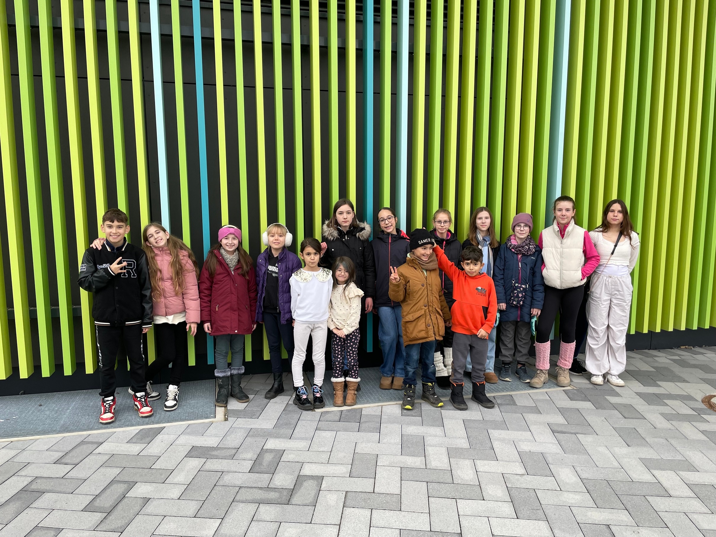Auf dem Bild sieht man die Gruppe, die beim Ausflug in der Eissporthalle dabei waren