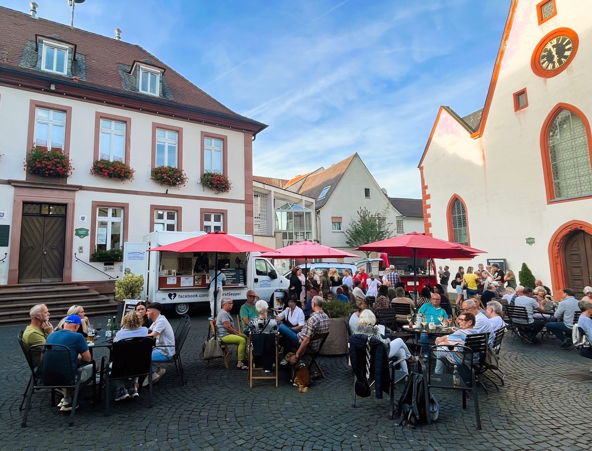 Abschluss Weingärtchen - Bild vom Marktplatz mit Besuchern