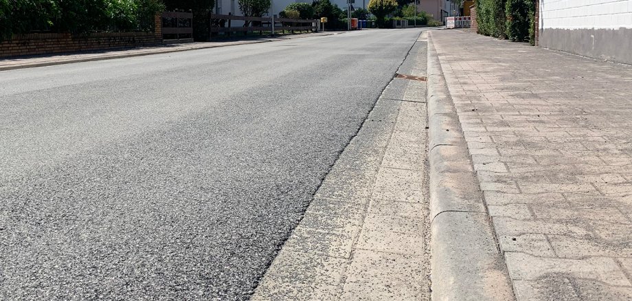 Ein Bild von einer Straßenrinne
