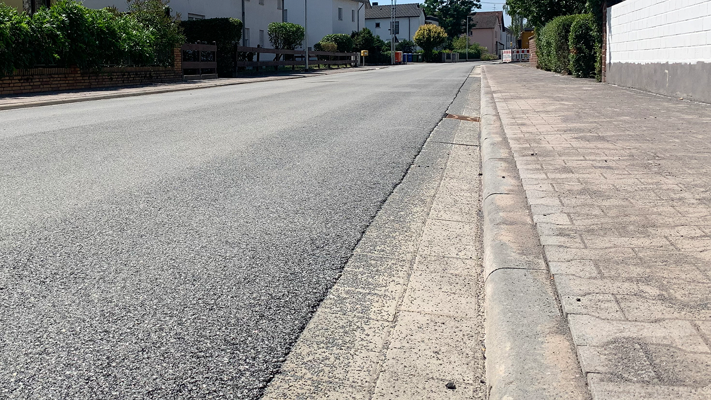 Ein Bild von einer Straßenrinne