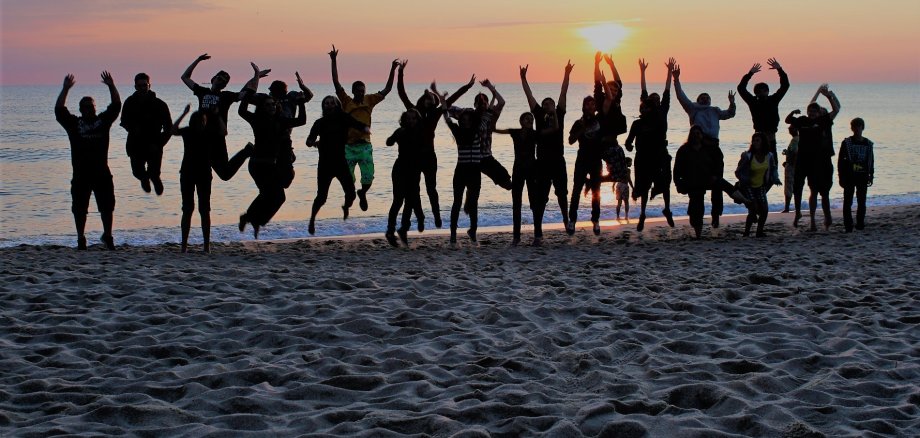 Kinder- und Jugendliche am Strand