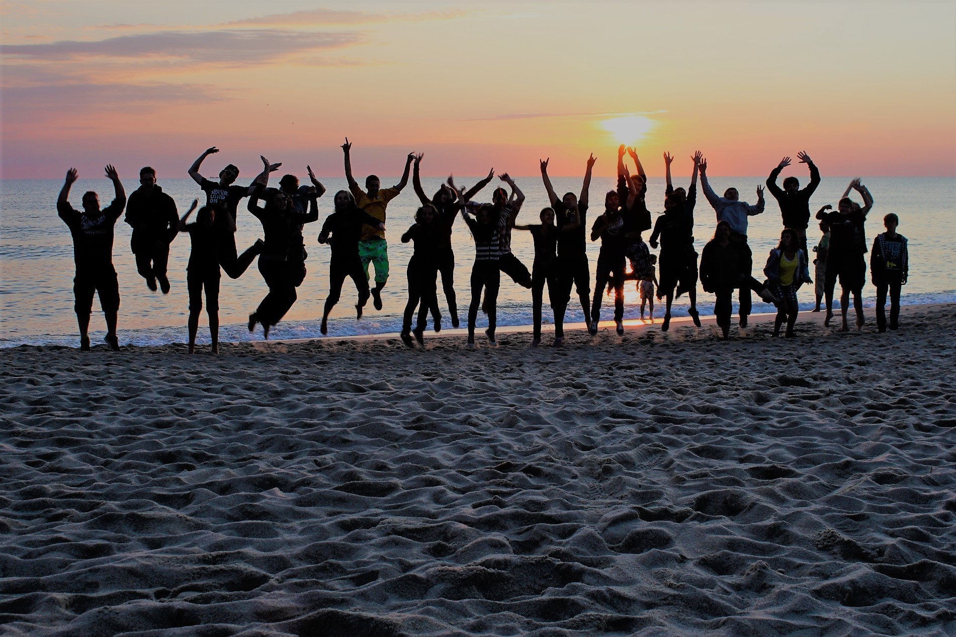 Kinder- und Jugendliche am Strand