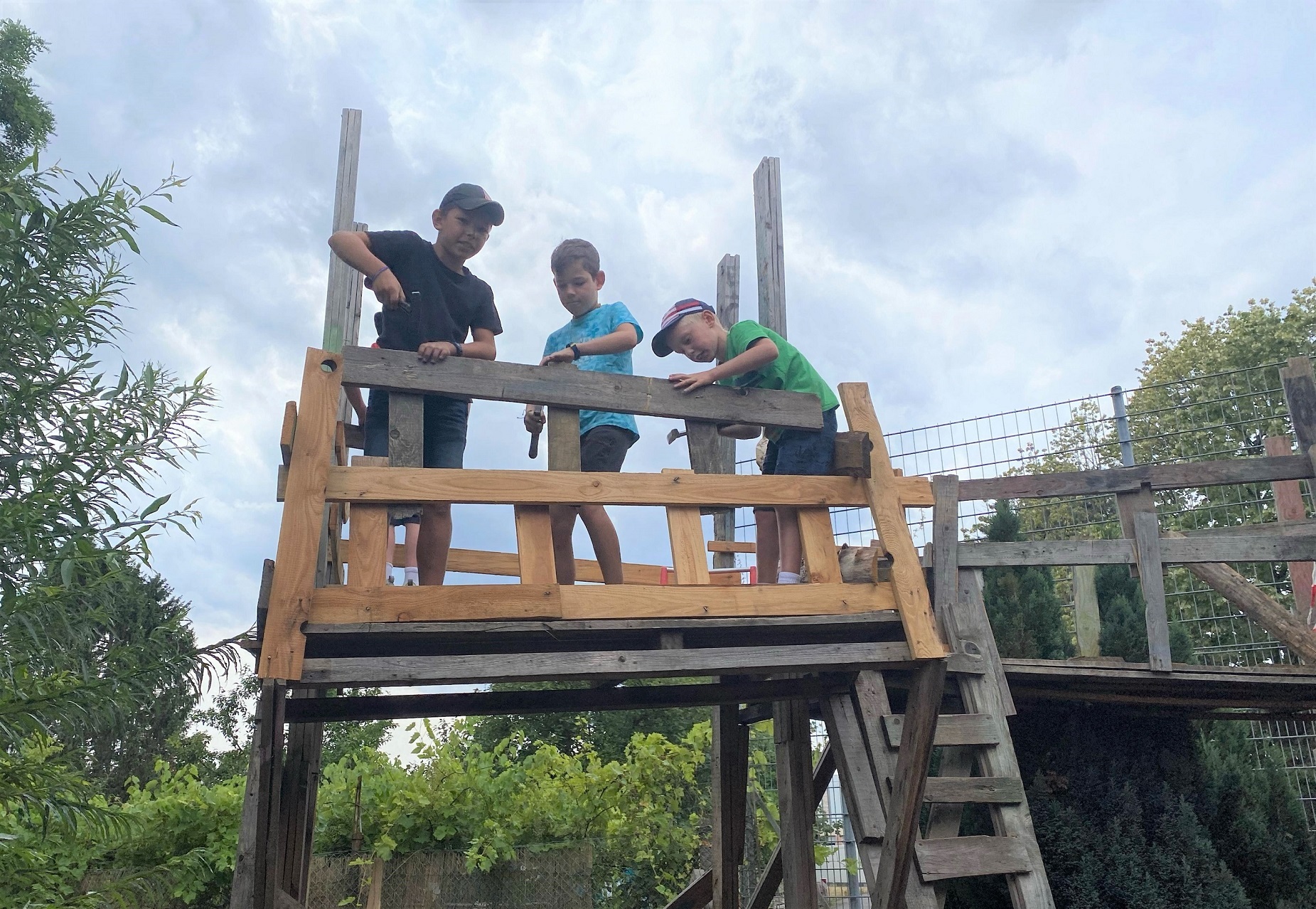 Kinder auf einem Klettergerüst