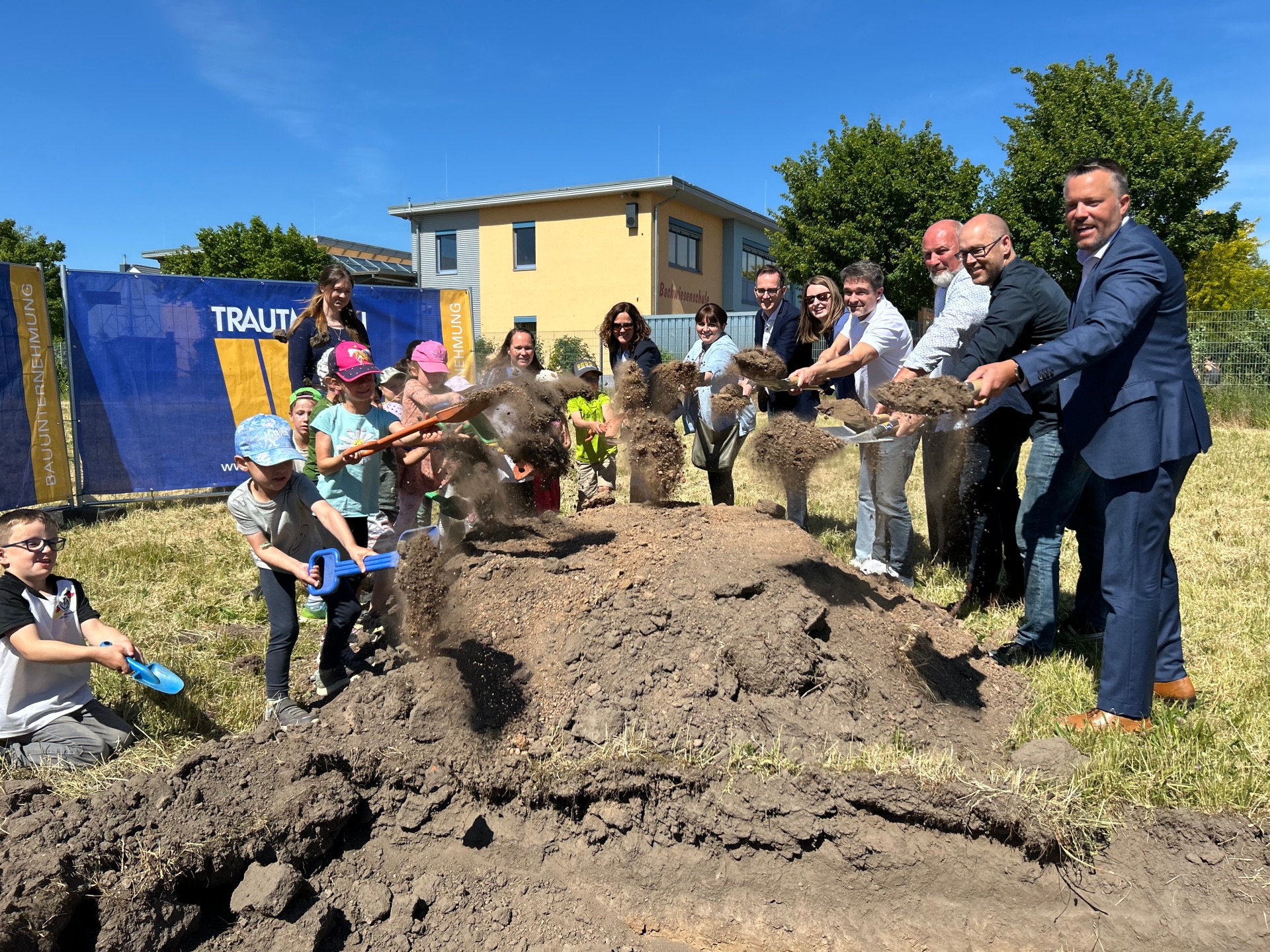Ein Gruppenfoto vom Spatenstich in Hergershausen für die neue Kita