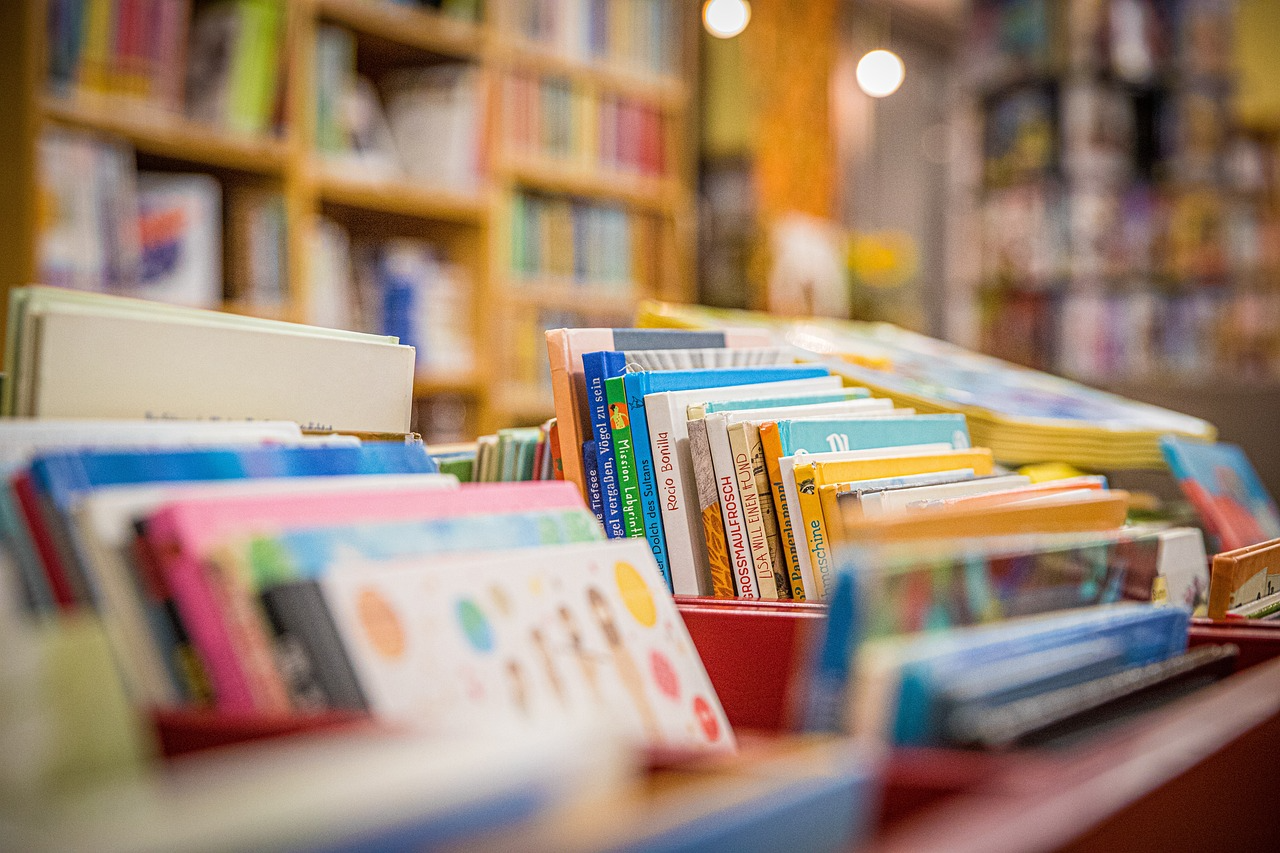 Nahaufnahme Bücherregal