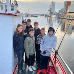 Teilnehmende stehen auf dem Schiff