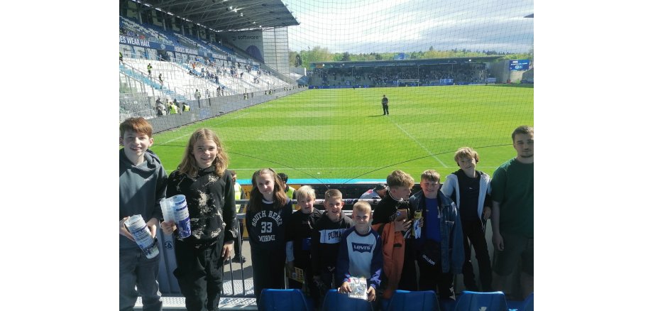 Gruppenfoto der Jugendlichen beim Spiel des SV Darmstadt gegen Hannover