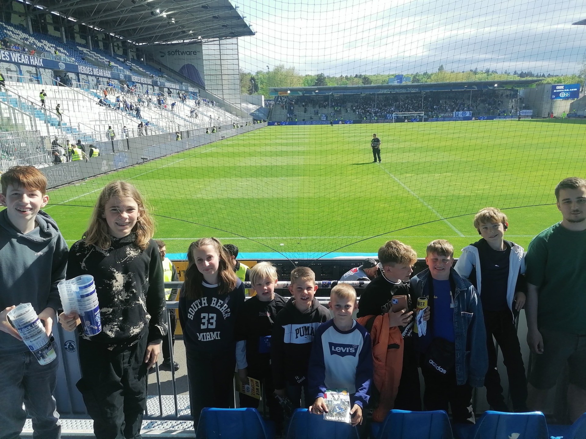 Gruppenfoto der Jugendlichen beim Spiel des SV Darmstadt gegen Hannover
