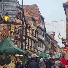 Man sieht den Weihnachtsmarkt in Bouxwiller