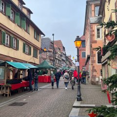 Man sieht den Weihnachtsmarkt in Bouxwiller