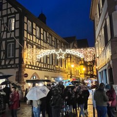 Man sieht den beleuchteten Weihnachtsmarkt in Bouxwiller