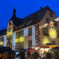 Man sieht den beleuchteten Weihnachtsmarkt in Bouxwiller