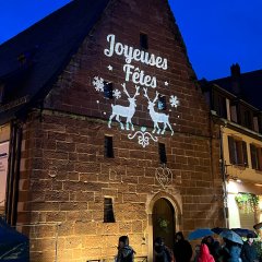 Man sieht ein Gebäude mit Rentieren bemalt und einem Schriftzug