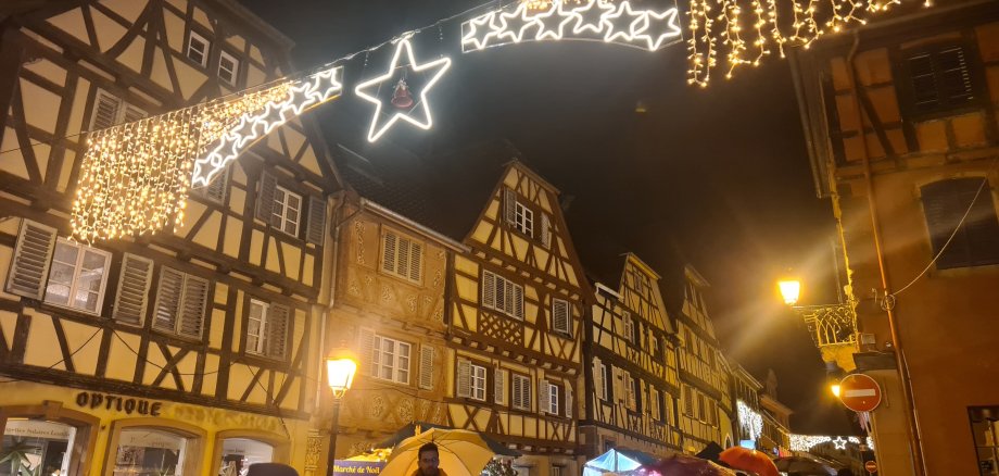 Man sieht den beleuchteten Weihnachtsmarkt in Bouxwiller