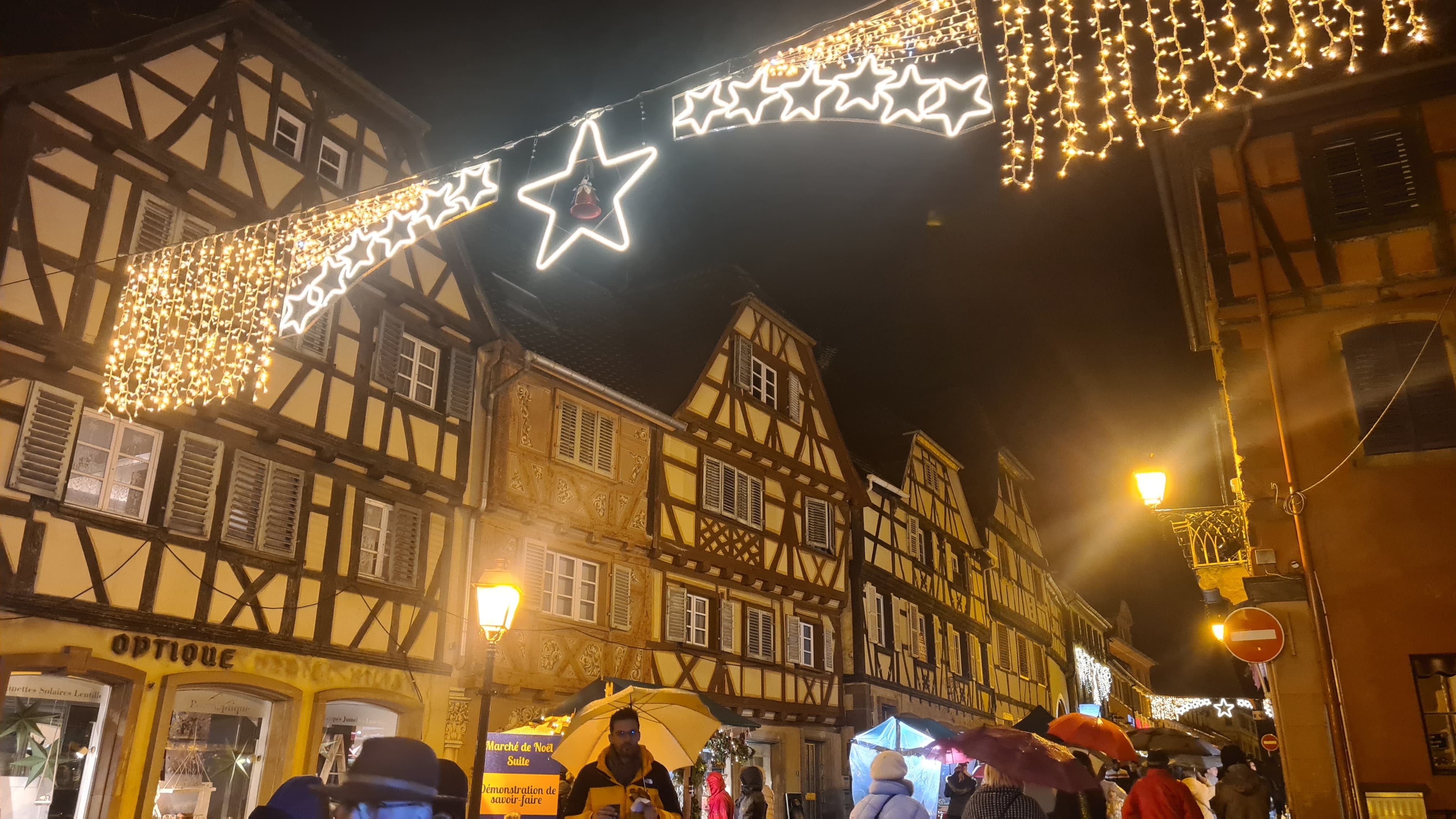 Man sieht den beleuchteten Weihnachtsmarkt in Bouxwiller