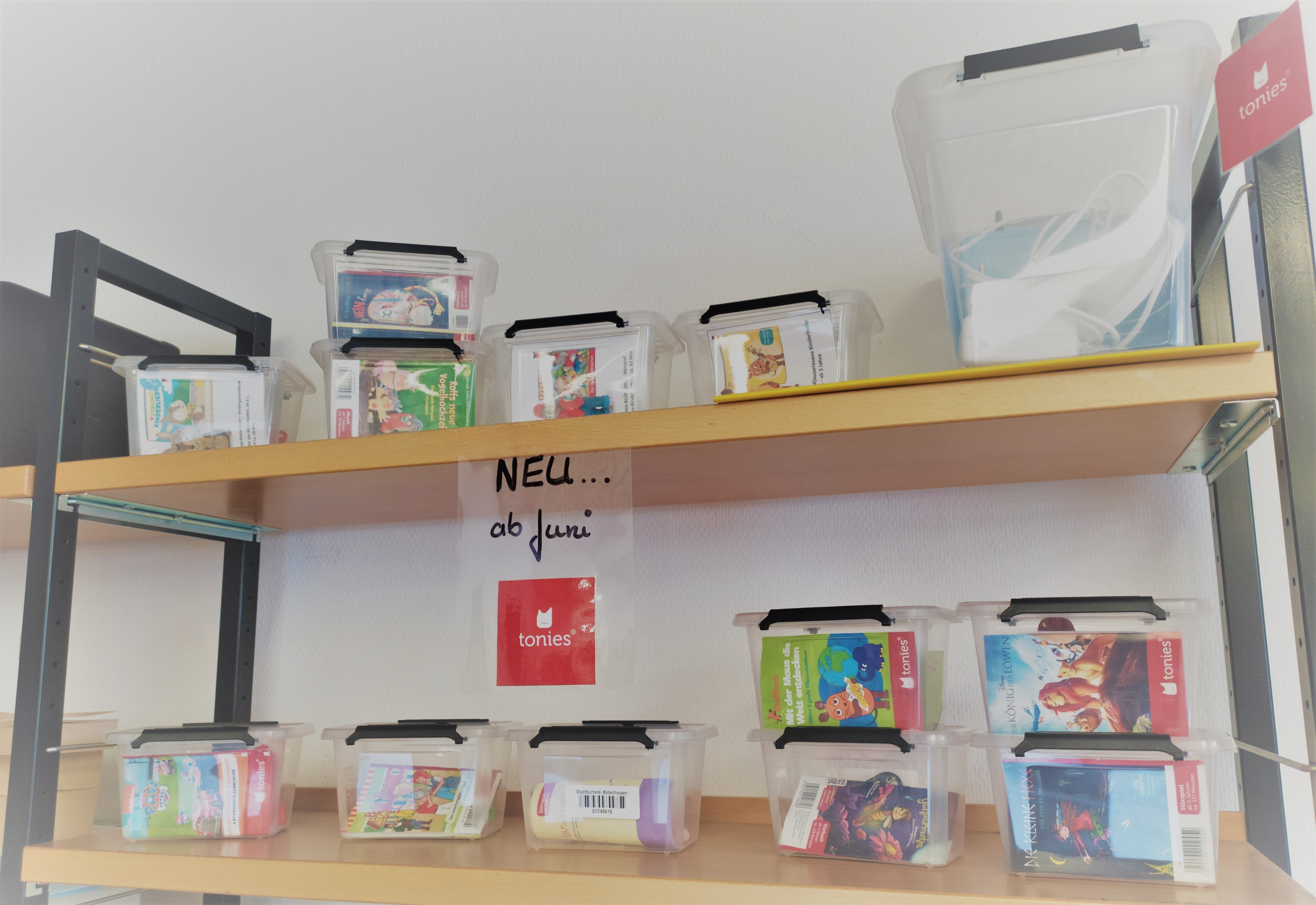 Auf dem Bild sieht man Tonies im Regal der Stadtbücherei