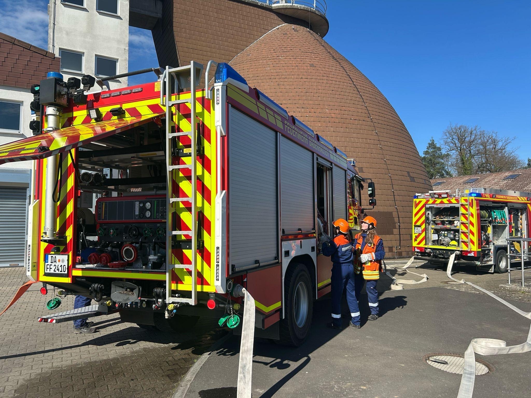 Auf dem Bild sieht man 2 Feuerwehrautos und wie an der Kläranlage geübt wurde