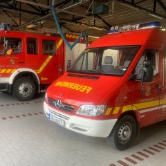 Auf diesem Bild sieht man den Einsatzleitwagen der Feuerwehr