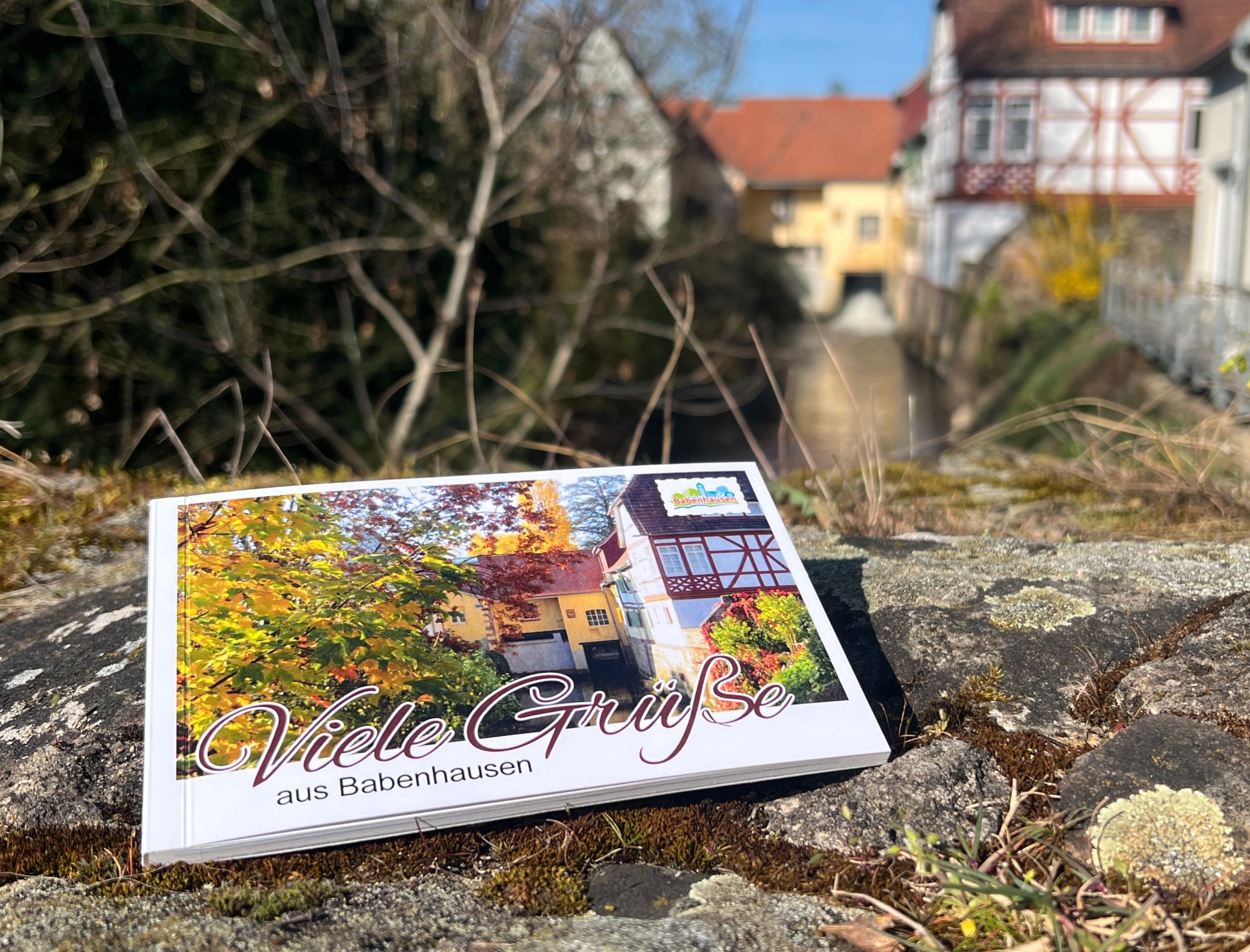 Auf dem Bild sieht man das Postkartenbuch