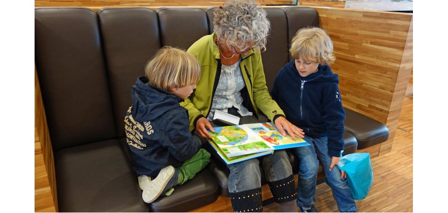 Eine Frau liest Kindern vor