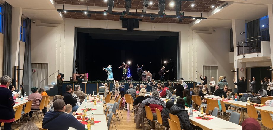 Auf dem Bild sieht man das Wintertreffen der Integration und eine Aufführung auf der Bühne 