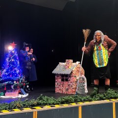 Man sieht eine Theateraufführung beim Wintertreffen der Integration