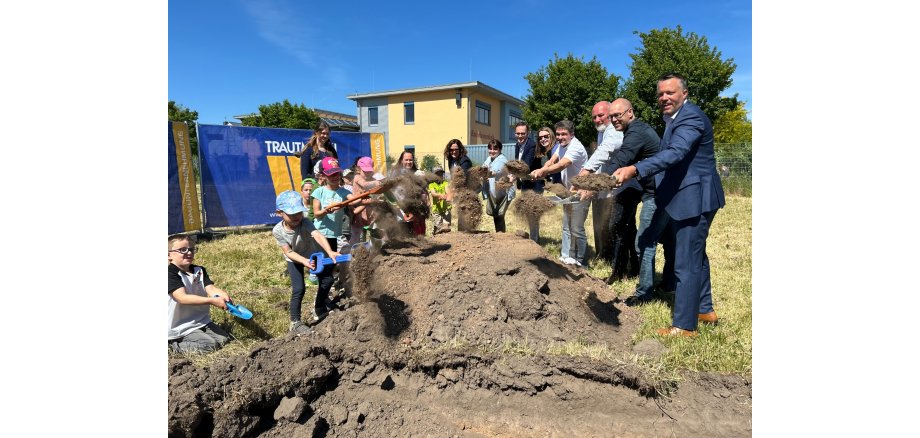 Ein Gruppenfoto vom Spatenstich in Hergershausen für die neue Kita