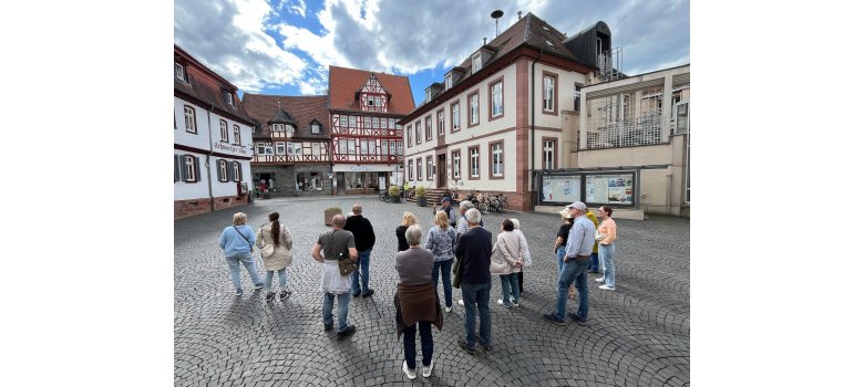 Auf dem Bild sieht man die Teilnehmer der Stadtführung auf dem Marktplatz