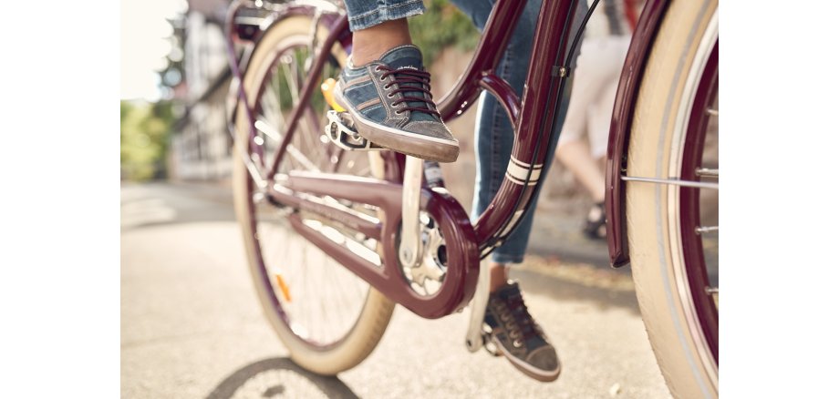 Auf dem Bild sieht man wie jemand auf einem Fahrrad fährt