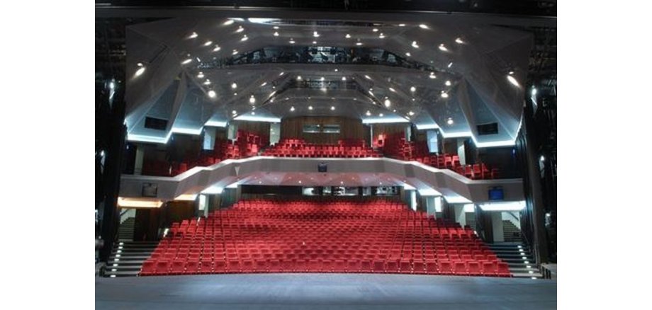 Blick von einer Theaterbühne auf leeren Saal