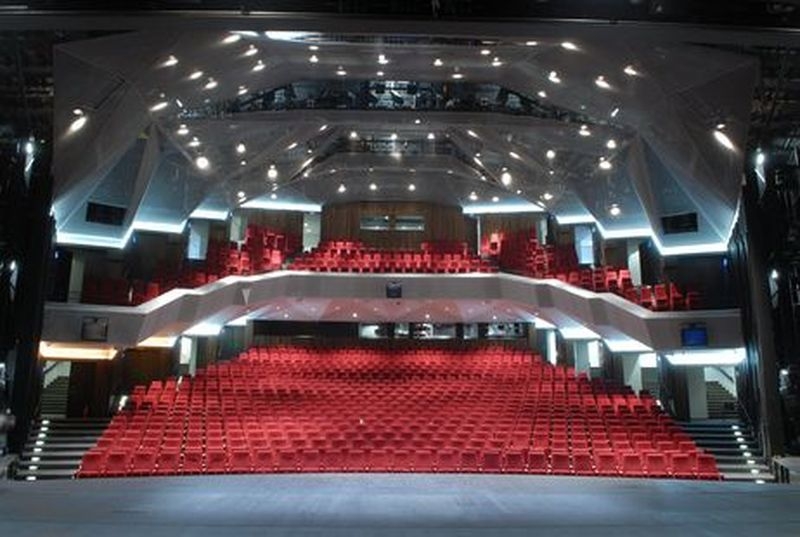 Blick von einer Theaterbühne auf leeren Saal
