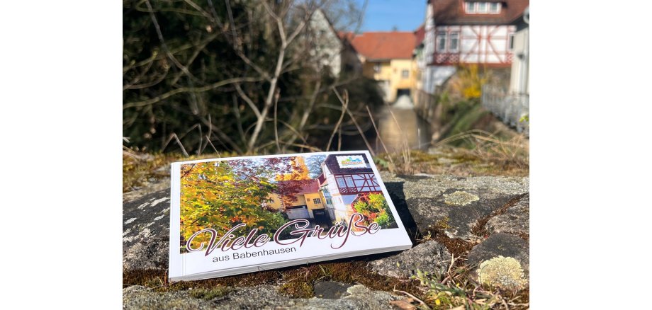 Auf dem Bild sieht man das Postkartenbuch