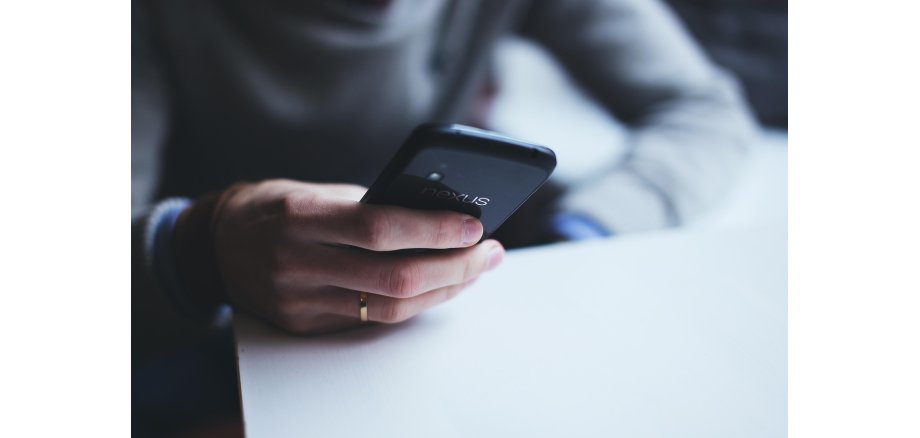 Nahaufnahme Handy in einer Hand