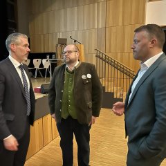 Auf dem Bild sieht man den Bürgermeister Dominik Stadler und zwei Männer.