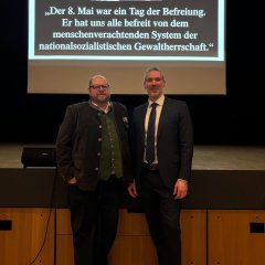 Auf dem Bild sieht man zwei Männer.