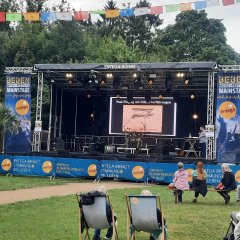 Man sieht die aufgebaute Bühne des Beben Festivals.