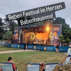Man sieht eine Band die auf der Bühne des Beben Festivals spielt.