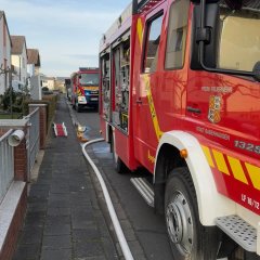 Man sieht zwei Feuerwehrfahrzeuge bei einem Einsatz
