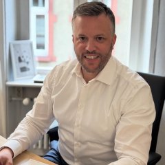 Man sieht den Bürgermeister Dominik Stadler.